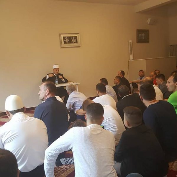 35357618_886527764887591_4921641365659451392_n